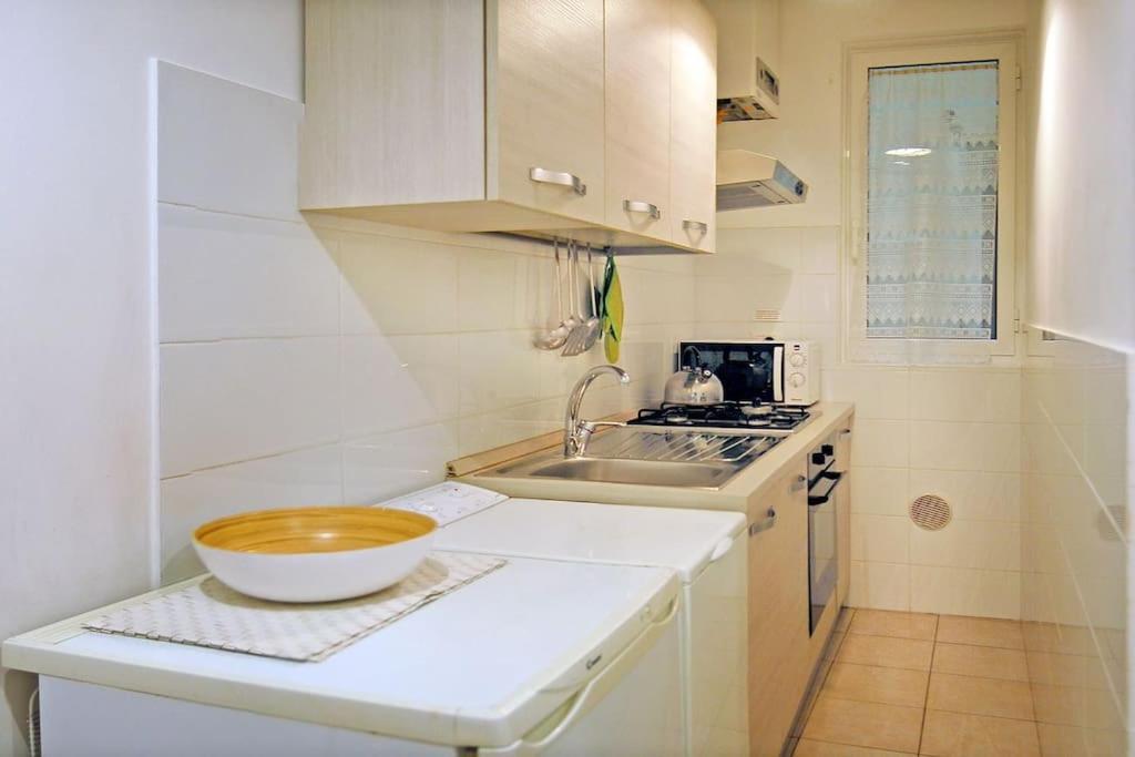 Near Colosseum By Varental 2br + 1sb * Roma