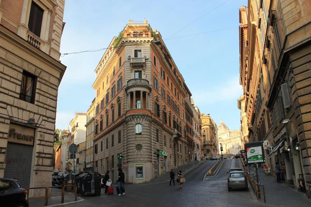 Near Colosseum By Varental 2br + 1sb Roma